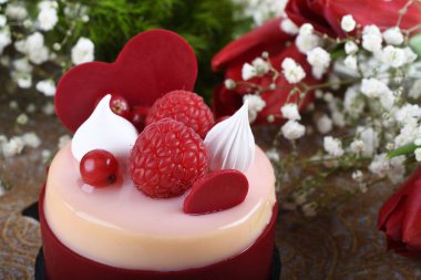 Canlı renkli ahududu vanilyalı kek, aşk kutlaması, parti. Taze lüks kalp şeklinde badem kurabiyesi. Yıl dönümü Yeme Partisi Konsepti. Anneler Günü, Sevgililer Günü, Kadınlar Günü, Mutlu Yıllar