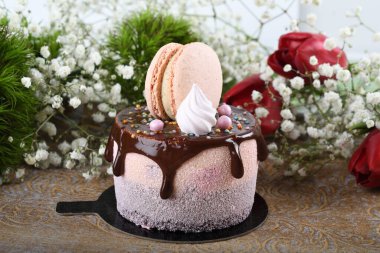 Taze lüks çikolata damlayan pasta, en üstteki tatlı üzerine badem kurabiyesi. Yemek Yiyen Parti Paylaşım Konsepti. Anneler Günü, Sevgililer Günü, Kadınlar Günü, Doğum günün kutlu olsun. İştah açıcı, eğlenceli, renkli