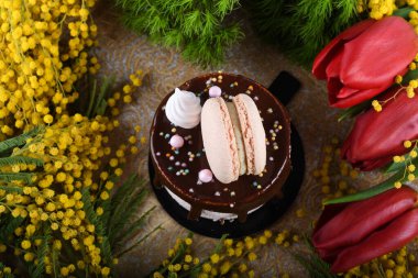 Taze lüks çikolata damlayan pasta, en üstteki tatlı üzerine badem kurabiyesi. Yemek Yiyen Parti Paylaşım Konsepti. Anneler Günü, Sevgililer Günü, Kadınlar Günü, Doğum günün kutlu olsun. İştah açıcı, eğlenceli, renkli