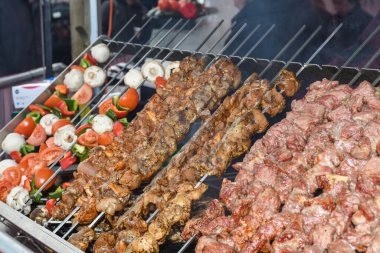 Barbekü şişleri, yanan ızgarada sebzeli et kebabı.