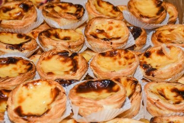 Pasteis de nata, Portekiz kremalı turtası olarak da bilinen, tarçınlı bir Portekiz turtası..