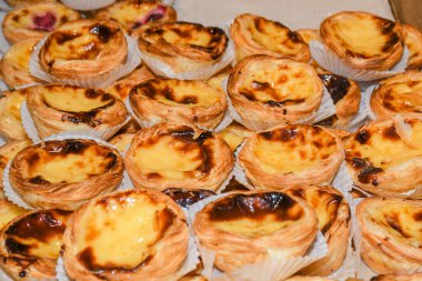 Pasteis de nata, Portekiz kremalı turtası olarak da bilinen, tarçınlı bir Portekiz turtası..