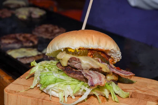 Hamburguesa Fresca Derretida Lista Para Comer Durante Festival Comida Rápida — Foto de Stock