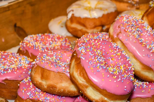 Muitos Donuts Colocados Uma Bandeja Para Venda Mercado Alimentos Feche — Fotografia de Stock