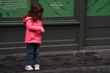 Londra, Birleşik Krallık, 25 Ocak 2020: Küçük kız Londra 'da Çin Yeni Yıl kutlamaları sırasında yerde havai fişek patlattı
