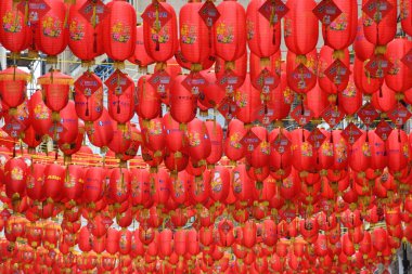 Londra, Birleşik Krallık, 25 Ocak 2020: Çin Yeni Yıl kutlamaları sırasında asılı duran kırmızı fenerler