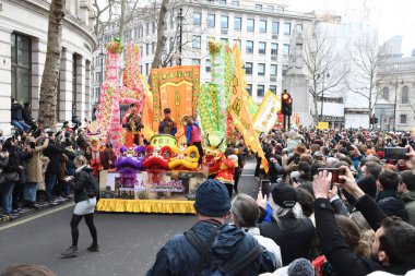 Londra, Birleşik Krallık, 25 Ocak 2020: Çin Yeni Yılı geleneksel Çin takviminde yeni yılın başlangıcını kutlayan Çin festivali..