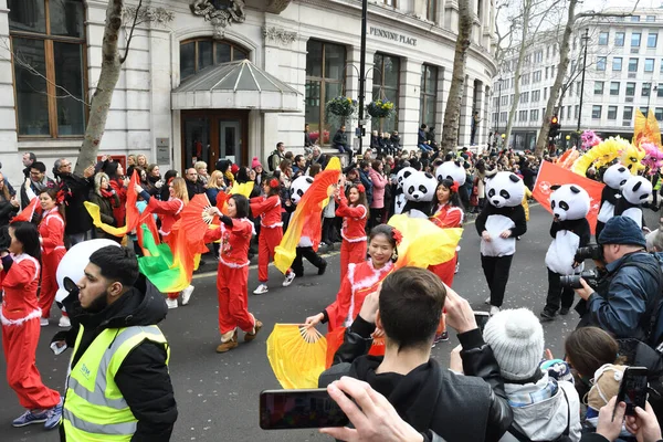Londra, Birleşik Krallık, 25 Ocak 2020: Çin Yeni Yılı geleneksel Çin takviminde yeni yılın başlangıcını kutlayan Çin festivali..