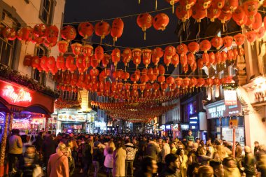 Londra, Birleşik Krallık, 25 Ocak 2020: Çin Yeni Yıl kutlamaları sırasında asılı duran kırmızı fenerler