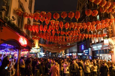 Londra, Birleşik Krallık, 25 Ocak 2020: Çin Yeni Yıl kutlamaları sırasında asılı duran kırmızı fenerler
