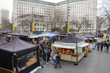 Londra, Birleşik Krallık, 24 Ocak 2020: Kraliyet Festivali Salonu ve Güney Hackney 'deki Victoria Park Pazarı' nın yanında Güney Bank Center Food Market.