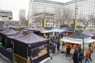 Londra, Birleşik Krallık, 24 Ocak 2020: Kraliyet Festivali Salonu ve Güney Hackney 'deki Victoria Park Pazarı' nın yanında Güney Bank Center Food Market.