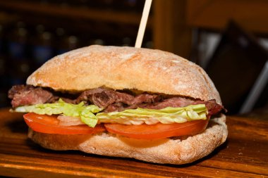 Açık hava festivalinde sandviçler sergileniyor. Yemek servisi dışında. Yemek Büfesi Yemek Yeme Partisi Paylaşım Konsepti. Et, pastırma, peynir ve salata. Taze çörek sandviçler, yemeye hazır.