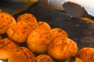 Geleneksel İngiliz hamur işi spesiyaliteleri pazarda satılıyor.