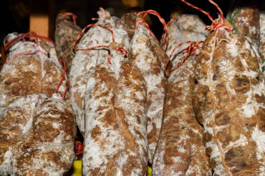 Londra 'daki Borough pazarında sosisler. Geniş, kalın Fransız sosisleri, tipik olarak dokuda ve otlarla tatlandırılmış..