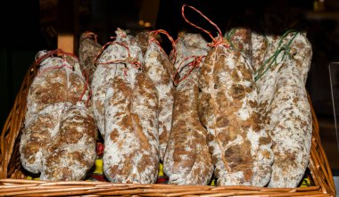 Londra 'daki Borough pazarında sosisler. Geniş, kalın Fransız sosisleri, tipik olarak dokuda ve otlarla tatlandırılmış..