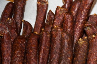 Londra 'daki Borough pazarında sosisler. Geniş, kalın Fransız sosisleri, tipik olarak dokuda ve otlarla tatlandırılmış..