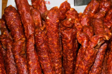 Londra 'daki Borough pazarında sosisler. Geniş, kalın Fransız sosisleri, tipik olarak dokuda ve otlarla tatlandırılmış..