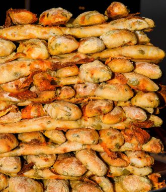 Hamur işi ekmekleri: domates ve zeytinli ekmek çubukları