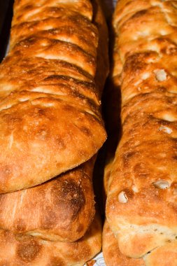 Geleneksel İngiliz hamur işi spesiyaliteleri pazarda satılıyor.