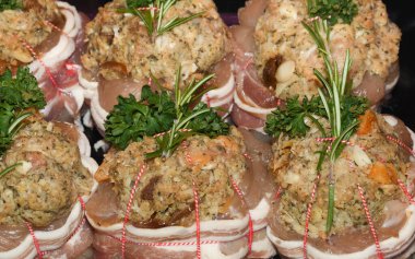 Domuz pastırmasına sarılı karışık hindi dolması paketleri. Bir kasapta çiğ et.