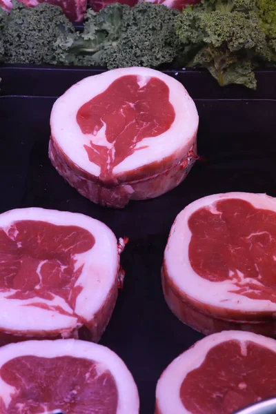 Varios Cortes Carne Expuestos Mostrador Nevera Carnicería Carne Cruda Surtido — Foto de Stock