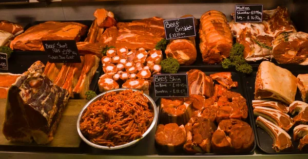 Varios Cortes Carne Expuestos Mostrador Nevera Carnicería Carne Cruda Surtido — Foto de Stock