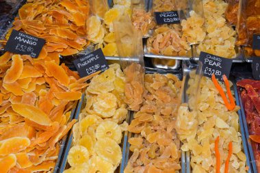 Kurutulmuş meyve, erik, kayısı, ceviz dolgulu incir, bir mağazanın ya da caddedeki bir dükkanın tezgahında satılıyor. Kuru meyveli tatlı doğal organik biyolojik kavram.