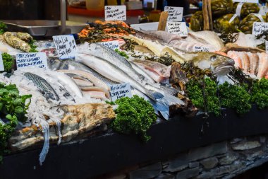 Pazarda buzda taze deniz ürünleri.