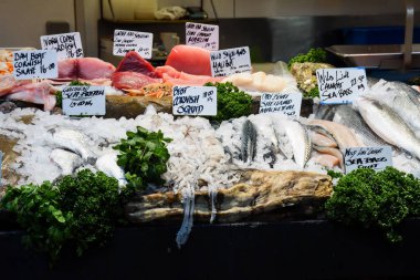 Pazarda buzda taze deniz ürünleri.