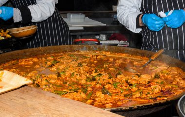Deniz ürünleri paella 'sı büyük bir tavada pişmiş, sokak yemeği festivali. Meksika Fiesta Ulusal Yemek Günü spesiyali. Canlı yemek istasyonu. Taze Yemek Büfesi Yemek Yemeği Paylaşım Partisi Konsepti