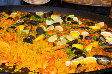 Deniz ürünleri paella 'sı büyük bir tavada pişmiş, sokak yemeği festivali. Meksika Fiesta Ulusal Yemek Günü spesiyali. Canlı yemek istasyonu. Taze Yemek Büfesi Yemek Yemeği Paylaşım Partisi Konsepti