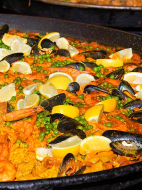 Deniz ürünleri paella 'sı büyük bir tavada pişmiş, sokak yemeği festivali. Meksika Fiesta Ulusal Yemek Günü spesiyali. Canlı yemek istasyonu. Taze Yemek Büfesi Yemek Yemeği Paylaşım Partisi Konsepti