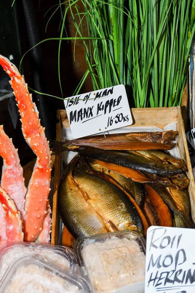 市場の氷の上の新鮮な魚介類 — ストック写真