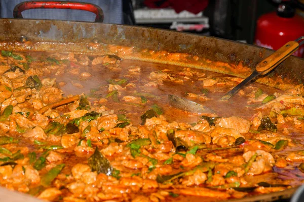 海鲜饭饭是在一个大锅锅里煮的 街上的食物节 墨西哥国庆佳肴特色菜 现场烹饪站 食肆食肆食肆伙食共享概念 — 图库照片