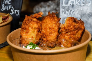 Doğu yemekleri, Londra 'daki marketten Hint yemekleri. Taze Yemek Büfesi Yemek Yemeği Paylaşım Partisi Konsepti