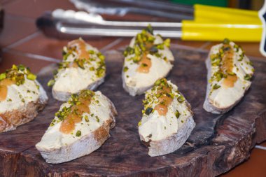 Tuz ve zeytinyağı ile kaplanmış, sarımsaklı ızgara ekmekten oluşan İtalyan bir antipasto. Taze Yemek Büfesi Yemek Yemeği Paylaşım Partisi Konsepti