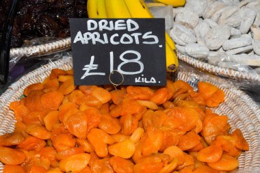 Kurutulmuş meyve, erik, kayısı, ceviz dolgulu incir, bir mağazanın ya da caddedeki bir dükkanın tezgahında satılıyor. Kuru meyveli tatlı doğal organik biyolojik kavram.