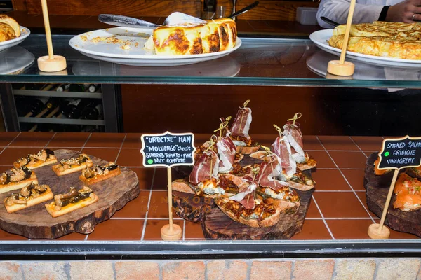 Bruschetta Antipasto Itália Que Consiste Pão Grelhado Esfregado Com Alho — Fotografia de Stock