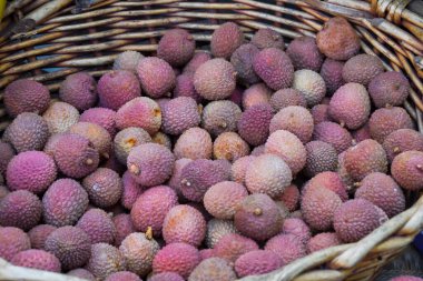 Satılık organik lychee 'nin yakın görüntüsü. Taze litchi tropikal meyve.