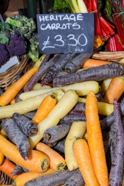 Yerel ürünler pazarda sergileniyor. Londra 'daki kasaba pazarı. Organik ve bio taze sağlıklı yeme konsepti. Sebzeler, sebzeler, otlar ve baharatlar