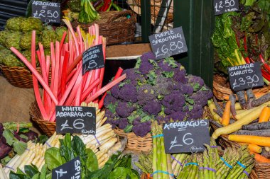 Yerel ürünler pazarda sergileniyor. Londra 'daki kasaba pazarı. Organik ve bio taze sağlıklı yeme konsepti. Sebzeler, sebzeler, otlar ve baharatlar