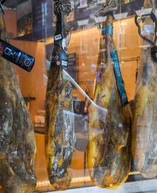 Prosciutto Nationale geleneksel jambonu ya da lekesi, domuz bacağı tütsülenmiş ve dilimlenmemiş, bir İtalyan restoranının tavanında asılı. Baharatlı ve gurme pahalı gıda malzemeleri.