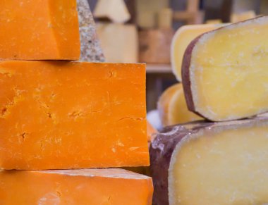 Londra, İngiltere, 25 Ocak 2020: Borough Market 'teki peynir dükkanı