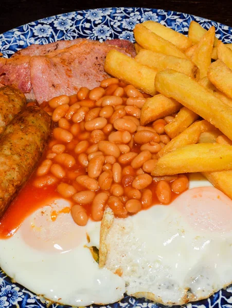 Pequeno Almoço Inglês Completo Tradicional Com Ovos Fritos Salsichas Feijão — Fotografia de Stock