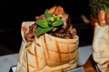 Tavuk, domuz ya da kuzu sarması ya da pide sabich sandviçi. İçi kızarmış malzeme ve haşlanmış yumurta ile doldurulmuş Irak yahudileri.