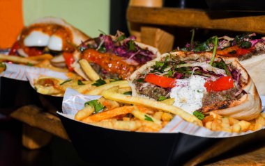 Tavuk, domuz ya da kuzu sarması ya da pide sabich sandviçi. İçi kızarmış malzeme ve haşlanmış yumurta ile doldurulmuş Irak yahudileri.