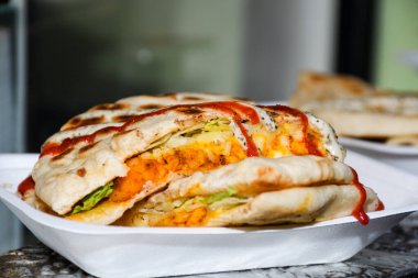 Tavuk, domuz ya da kuzu sarması ya da pide sabich sandviçi. İçi kızarmış malzeme ve haşlanmış yumurta ile doldurulmuş Irak yahudileri.