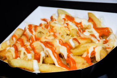 Taze kızarmış patates, iştah açıcı yemek geçmişi. Patates kızartması, ya da patates kızartması, patates kızartması, ya da patates kızartması, batonedir..