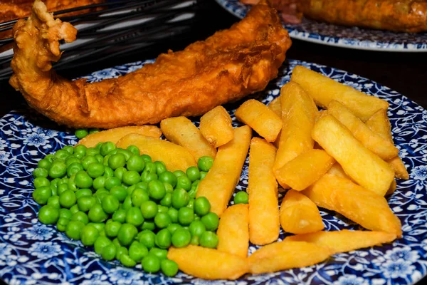 감자튀김은 생선을 감자튀김 내놓은 뜨거운 요리이다 전형적 감자칩은 영국의 요리중 — 스톡 사진
